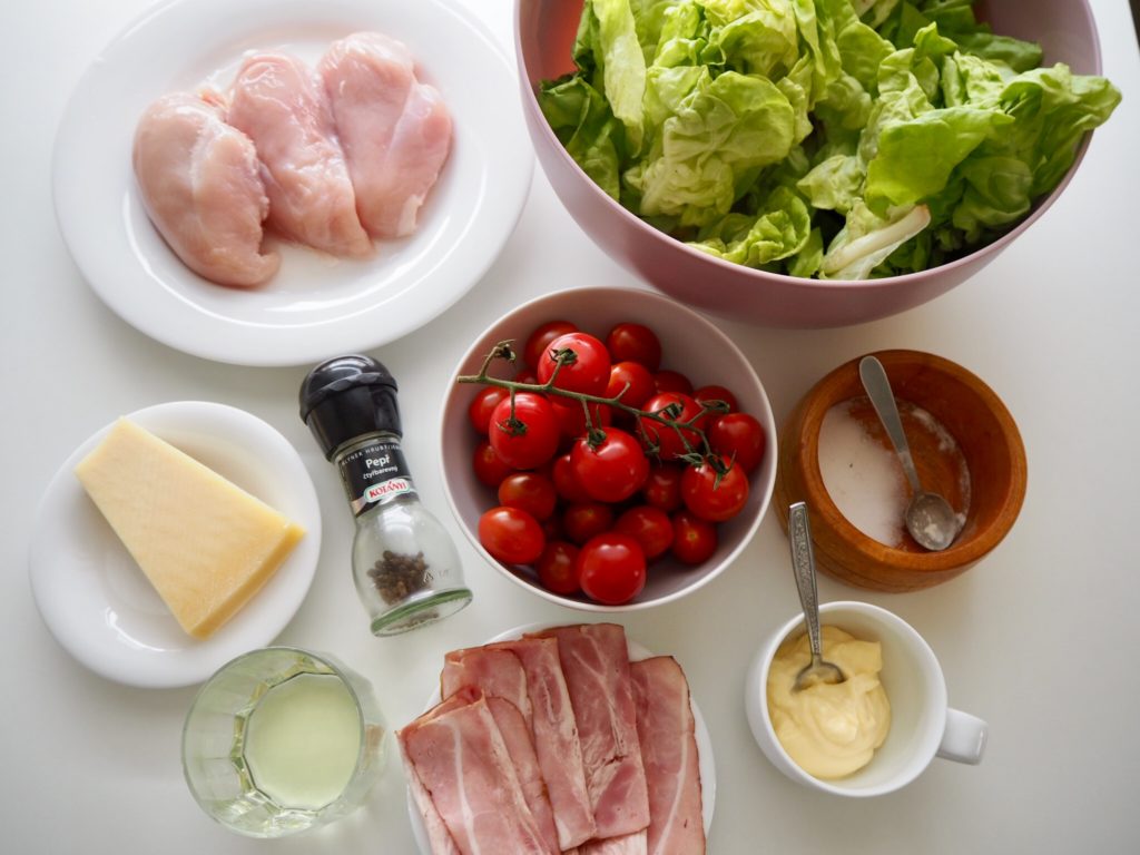 Ingredience na salát s kuřetem a slaninou