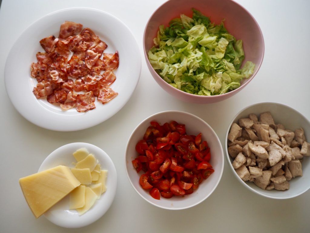 Ingredience na salát, opečená slanina
