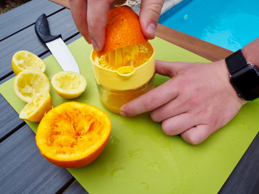Vymačkání pomeranče na koktejl