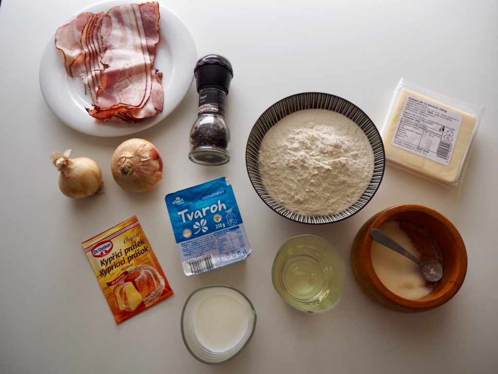 Ingredience na bulky s cibulkou a slaninou