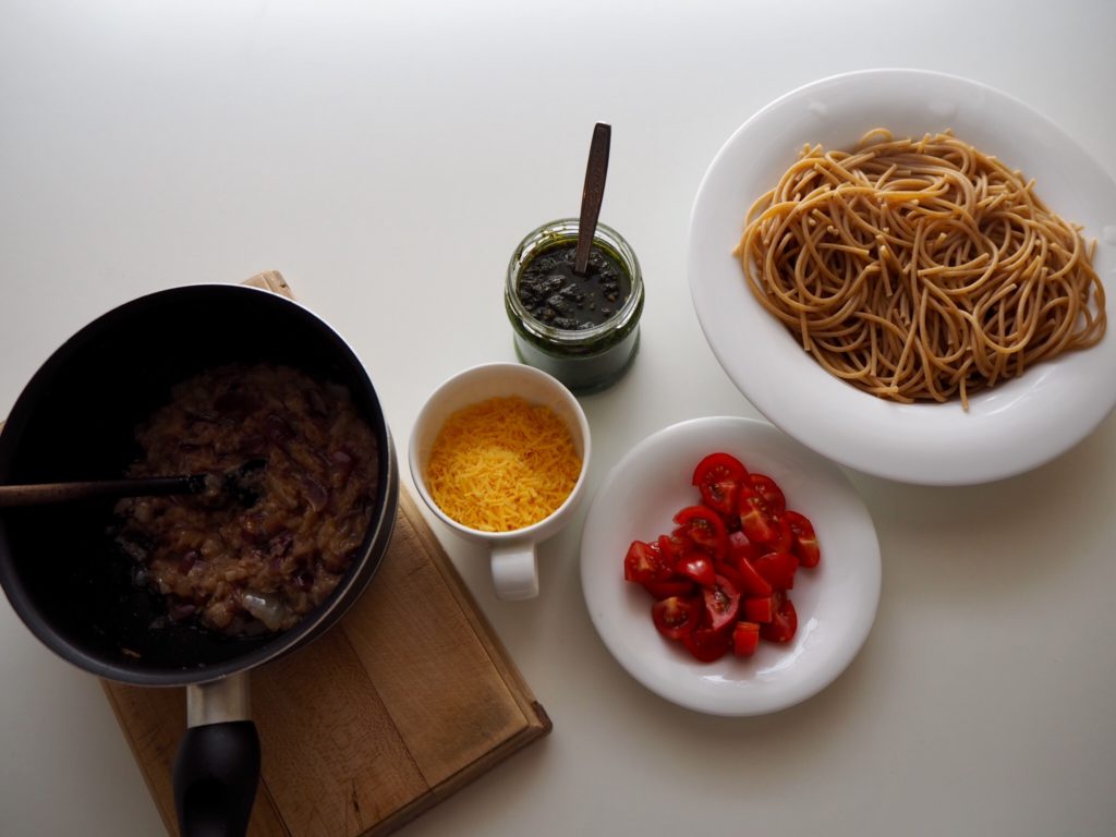 Připravené celozrnné špagety s bazalkovým pestem