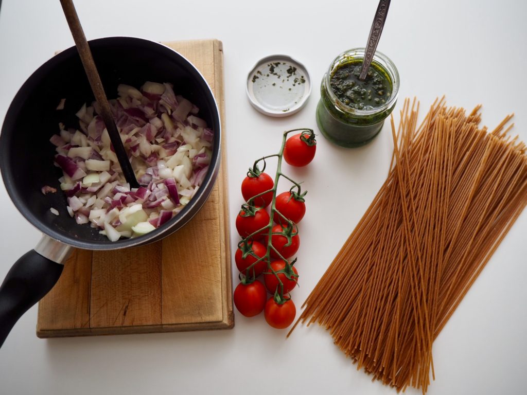 Příprava celozrnných špaget s bazalkovým pestem