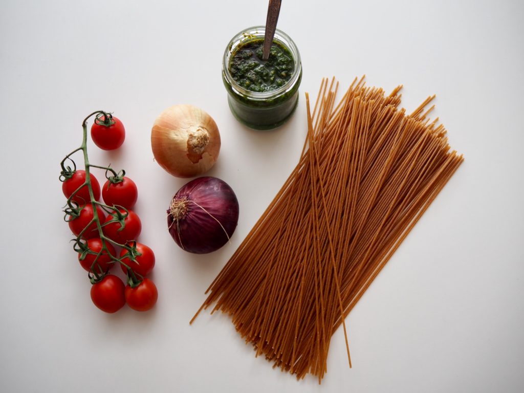 Ingredience na Celozrnné špagety s bazalkovým pestem