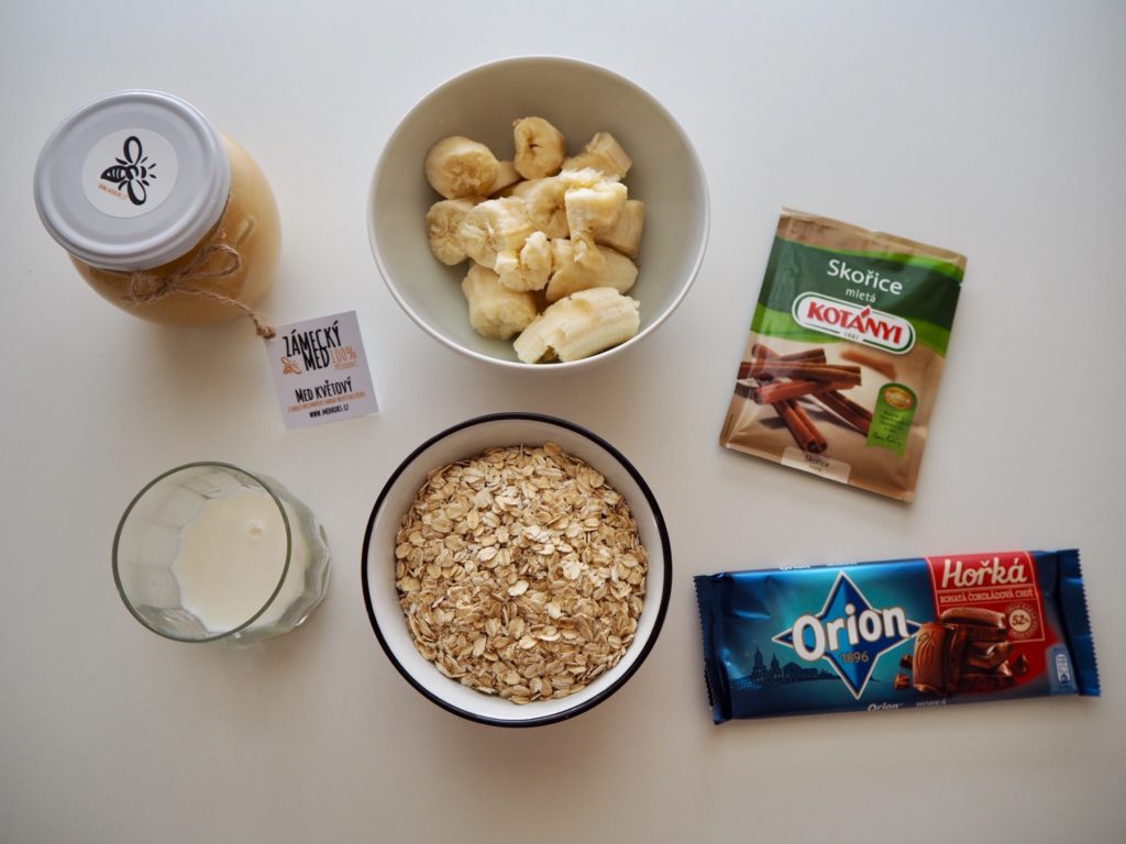Ingredience na ovesné sušenky s banány a čokoládou